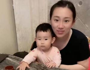 丫蛋与二婚老公同框，带小女儿闲逛显温馨，女方怀三胎流产仍想生  第9张