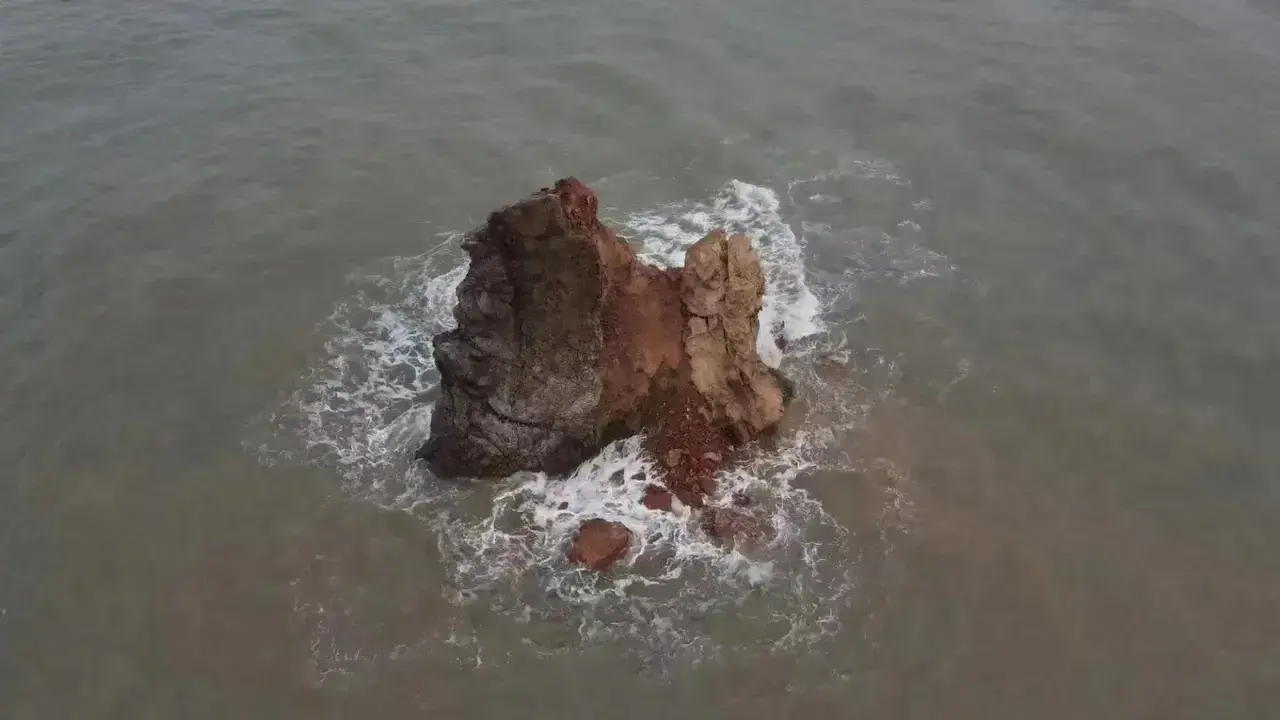 突发：青岛地标“石老人”海蚀柱崩塌！还要不要人工修复众说纷纭  第6张