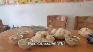 暖心孙女为爷爷带回幼儿园肉包，爱心满满  第2张