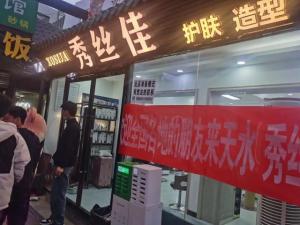 甘肃天水一理发店连夜“爆改”麻辣烫店：太火了，全是游客-图2