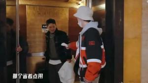 鹿晗被王勉老舅“胁迫”生吃蚕蛹，邓超陈赫吃鲱鱼水饺被熏到崩溃-图10