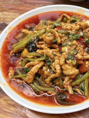 成都另类“家常菜”，葱香大肉包，6元1个，招牌菜“鸡鸭杂”必点