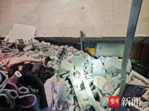 镇江句容便民购物中心、楼板坍塌、顾客坠落、工人被困  第3张