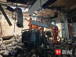 镇江句容便民购物中心、楼板坍塌、顾客坠落、工人被困  第5张