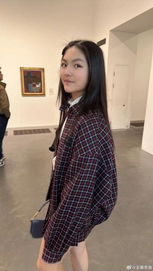 李湘晒女儿随拍，15岁王诗龄披黑色条纹大衣，手拿名包，越发成熟-图8