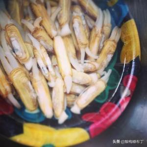 女神的蛏斗士：这盘老干妈爆炒蛏子，吃过的人都赞不绝口-图1