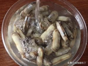 女神的蛏斗士：这盘老干妈爆炒蛏子，吃过的人都赞不绝口-图6