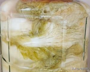 老东北30年腌酸菜的方法，注意4个细节，酸香爽脆，不生花不变质-图8