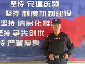 “95后”辅警路边砸车，大家称赞干得好！-图4