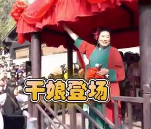 开封文旅新举措：王婆说媒专线开通，揭秘王婆火爆背后的魅力  第2张