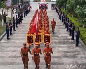 跨省驰援！云南消防员赴四川灭火，英雄归来收24面锦旗