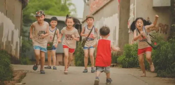 哭闹小女孩被爸爸一脚踹翻注意了打自家孩子也可能触犯法律！  第4张