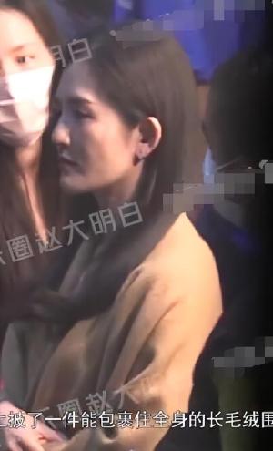 张杰谢娜合体拍写真，亲密搂腰秀恩爱，女方皮肤松弛面容憔悴