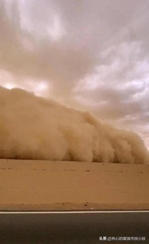 大风刮起百米沙墙 新疆南疆多地遭遇强沙尘