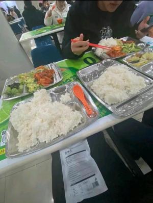 00后体育生饭量惊人，食堂阿姨惊叹不已  第4张