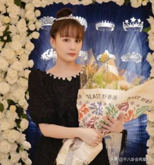 赵本山两女儿差别大，一个低调朴实，一个炫富整容频繁恋爱  第6张