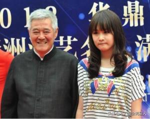 赵本山两女儿差别大，一个低调朴实，一个炫富整容频繁恋爱