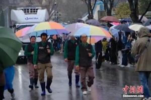 粉丝冒雨送别“福宝”哭成一片，韩饲养员“宋爷爷”贴车泪奔