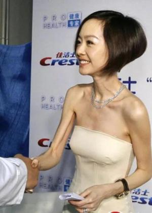 “访谈一姐”鲁豫一婚嫁美国人,二婚嫁给初恋,竟还和小鲜肉传绯闻-图10