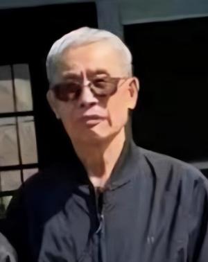 张译带父母回老家探亲，一家人衣着朴素尽显低调，父子相貌神似  第3张