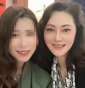 宋佳：大21岁丈夫患病后离婚，55岁公开新恋情，如今在国外开店-图1