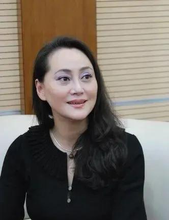 大宋佳：丈夫患病带女儿离开，转身赴美国嫁地产大亨，现状如何？  第34张