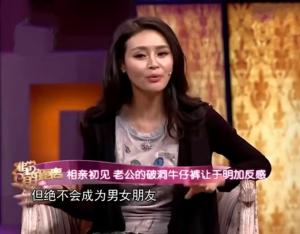 于明加丈夫罕露面，与太太合照开心比耶，俩女儿一个像爸一个像妈-图7