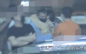 欧豪与女子当街熊抱搂腰，女方主动行为亲密，前女友在英国待产