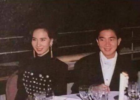 1991年，陈百强忍泪参加何超琼婚礼，2年后何超琼坚持为其扶灵  第10张