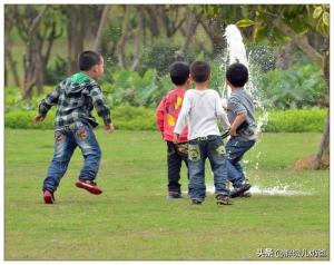 幼儿园孩子把同学绑在树上准备烧死，究竟因为什么让他们丧心病狂