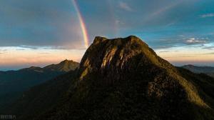 海南尖峰岭 在黎明前到达，与太阳并立于群山之巅  第1张