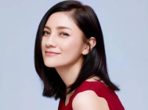 沙溢真有福气！老婆胡可，性感美丽韵味十足。