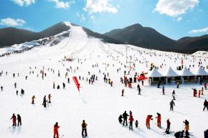 京郊各大滑雪场开板迎客，新雪季活力四射