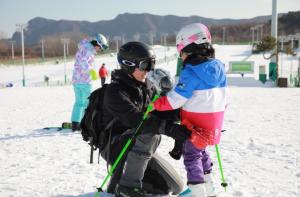 京郊各大滑雪场开板迎客，新雪季活力四射  第3张