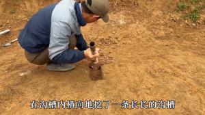 如何制作小型发电站，男人在沟渠内建造一座小型水力发电站  第1张