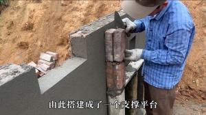 如何制作小型发电站，男人在沟渠内建造一座小型水力发电站