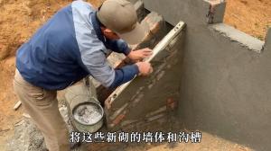 如何制作小型发电站，男人在沟渠内建造一座小型水力发电站