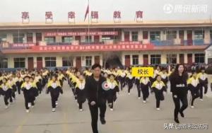 好嗨！校长带全校小学生跳鬼步舞，网友：太魔性了！