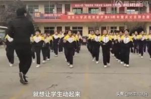 好嗨！校长带全校小学生跳鬼步舞，网友：太魔性了！