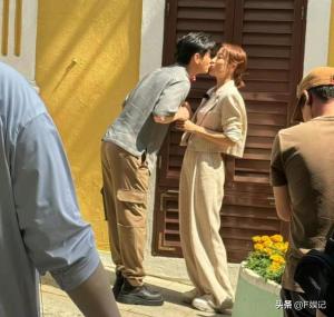 罗仲谦杨怡手牵手现身街头拍综艺 夫妻俩当着众人面前嘴对嘴亲吻