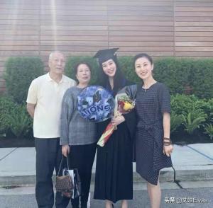 杨子前妻陶虹罕见现身，穿蝴蝶结长裙似贵妇，比黄圣依还美上三分